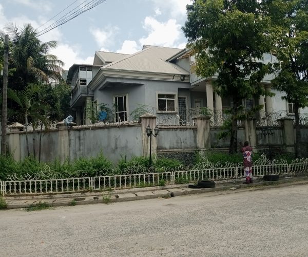 6 Bedroom fully detached duplex with 2 parlors