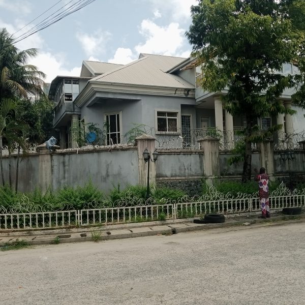 6 Bedroom fully detached duplex with 2 parlors