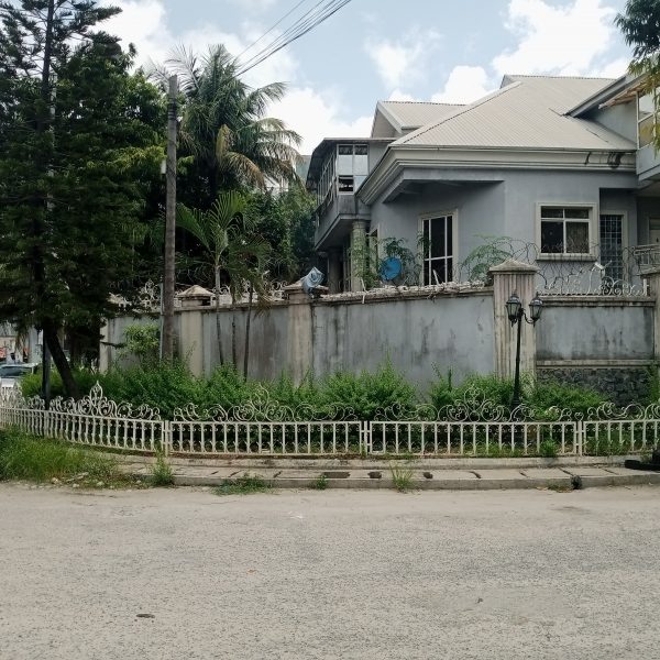 6 Bedroom fully detached duplex with 2 parlors