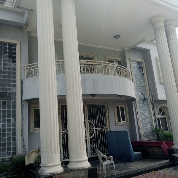 6 Bedroom fully detached duplex with 2 parlors