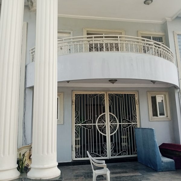 6 Bedroom fully detached duplex with 2 parlors