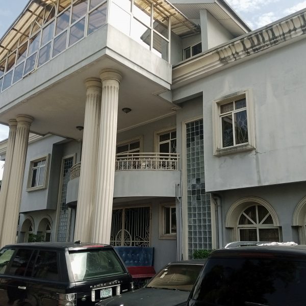 6 Bedroom fully detached duplex with 2 parlors