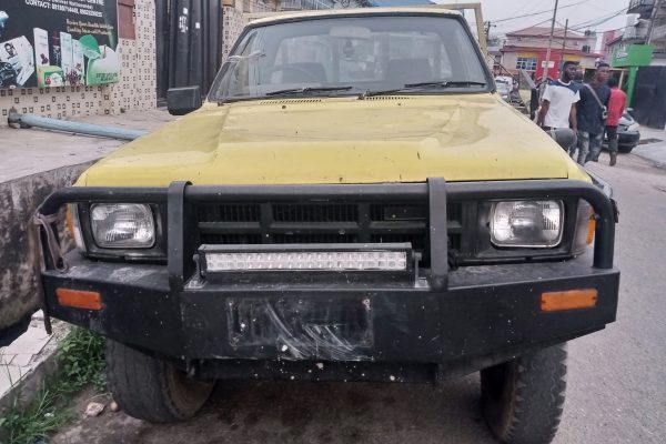 Toyota hilux 1994 yellow color